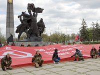 Копия Знамени Победы доставлена в Луганск