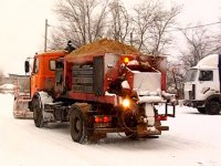 Дорожники за неделю использовали более 300 тонн песчано-соляной смеси на борьбу с гололедицей