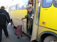 Соцработники начали прием документов на выдачу новых проездных