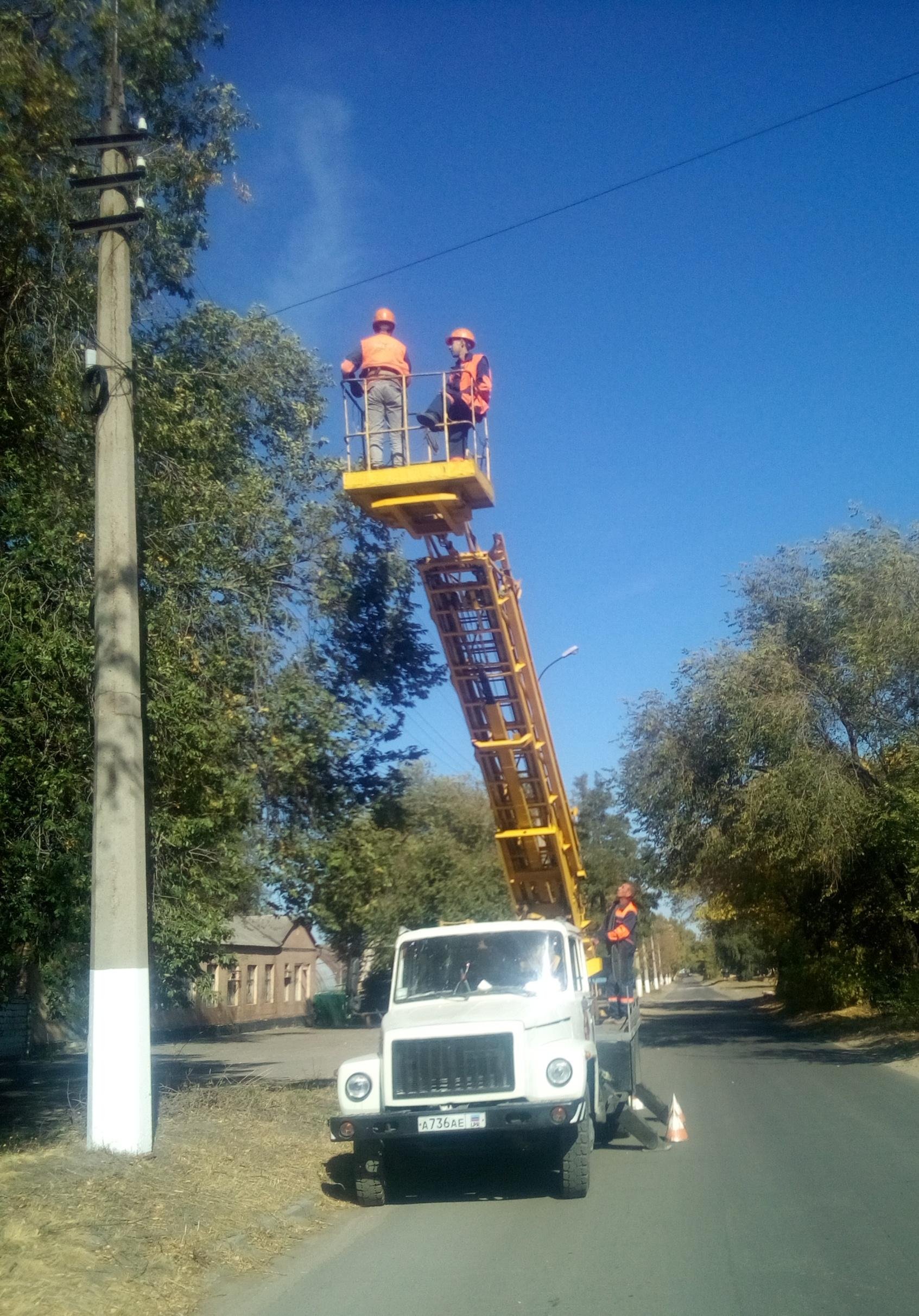 Горсвет» продолжает работы на улицах Луганска » Администрация города  Луганска - Луганской Народной Республики