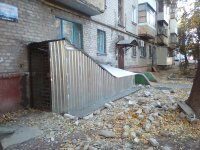 Коммунальщики отремонтировали вход в подвал одной из многоэтажек Ленинского района