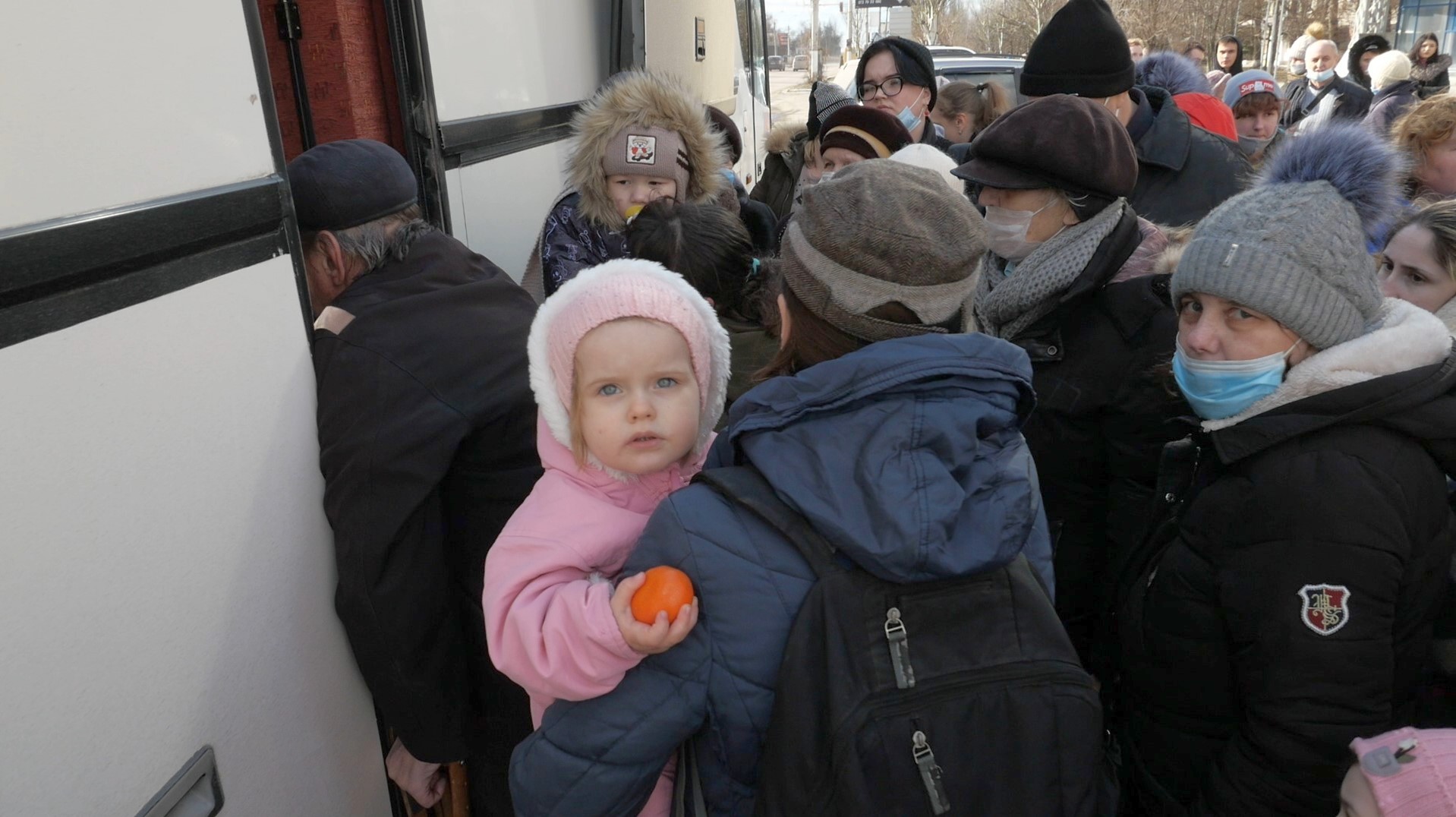 Родственники могут эвакуировать в РФ детей по доверенности от одного  родителя » Администрация города Луганска - Луганской Народной Республики