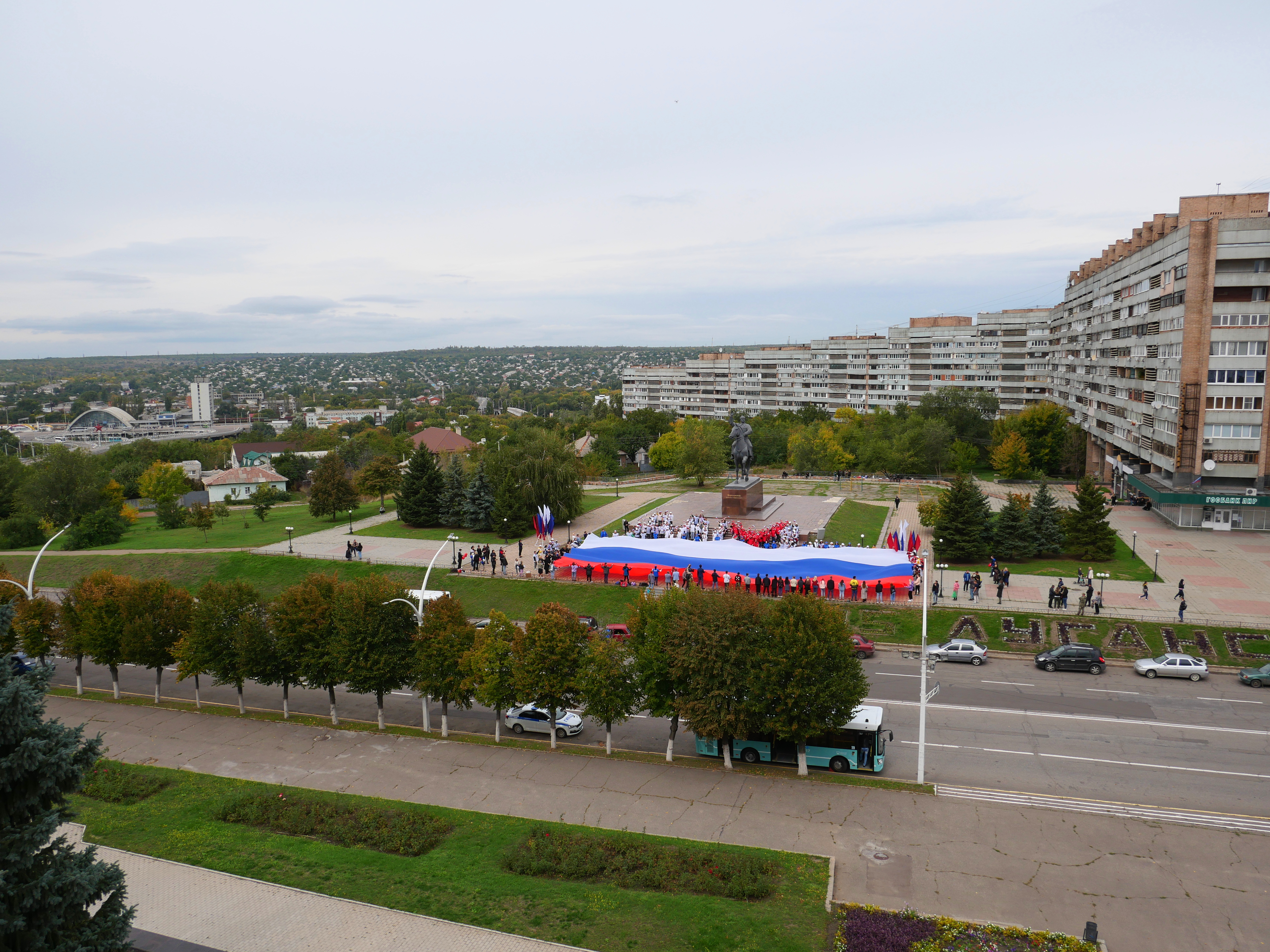 Молодежь города провела акцию «С Россией навсегДА!» » Администрация города  Луганска - Луганской Народной Республики