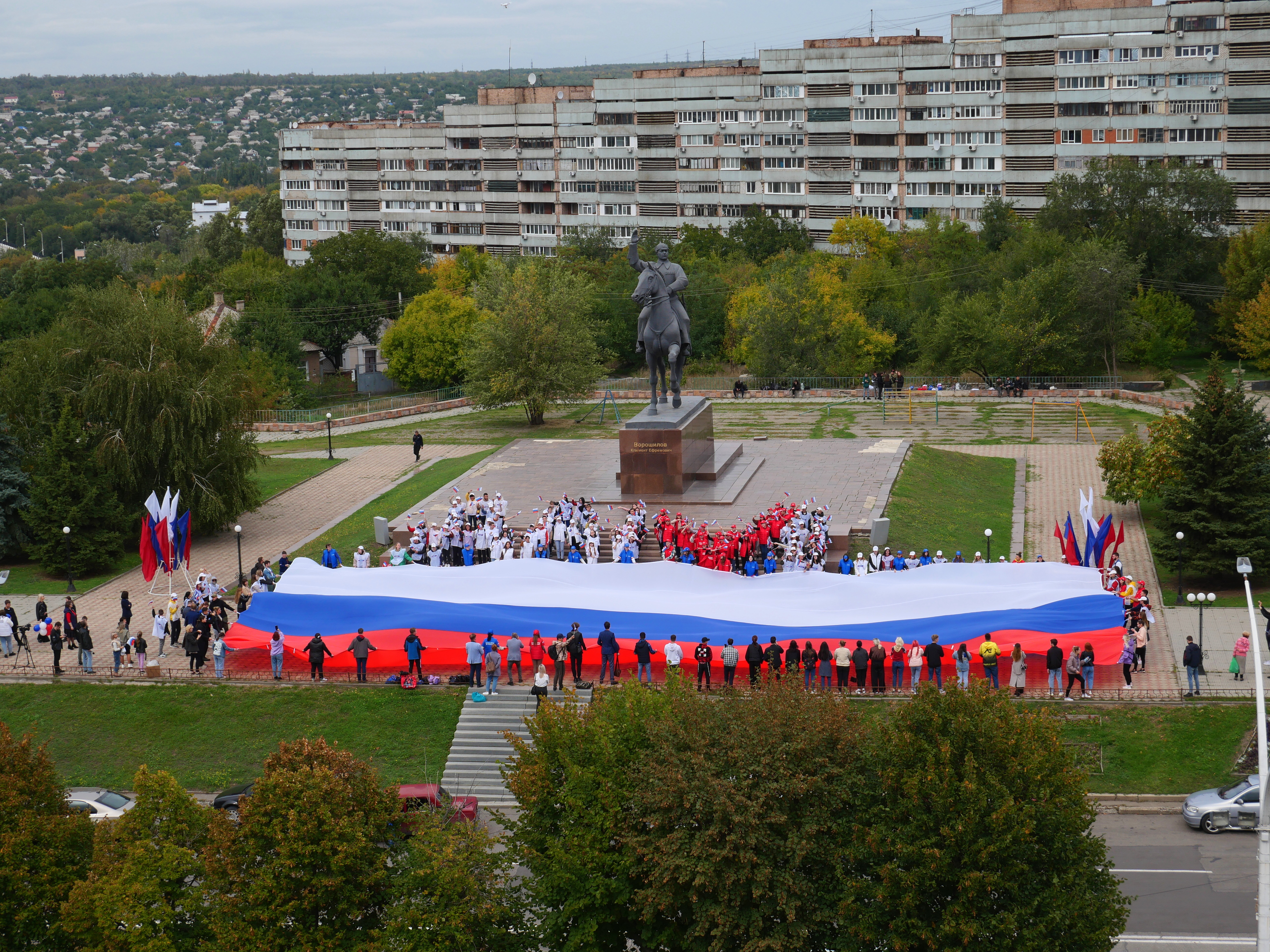 Молодежь города провела акцию «С Россией навсегДА!» » Администрация города  Луганска - Луганской Народной Республики