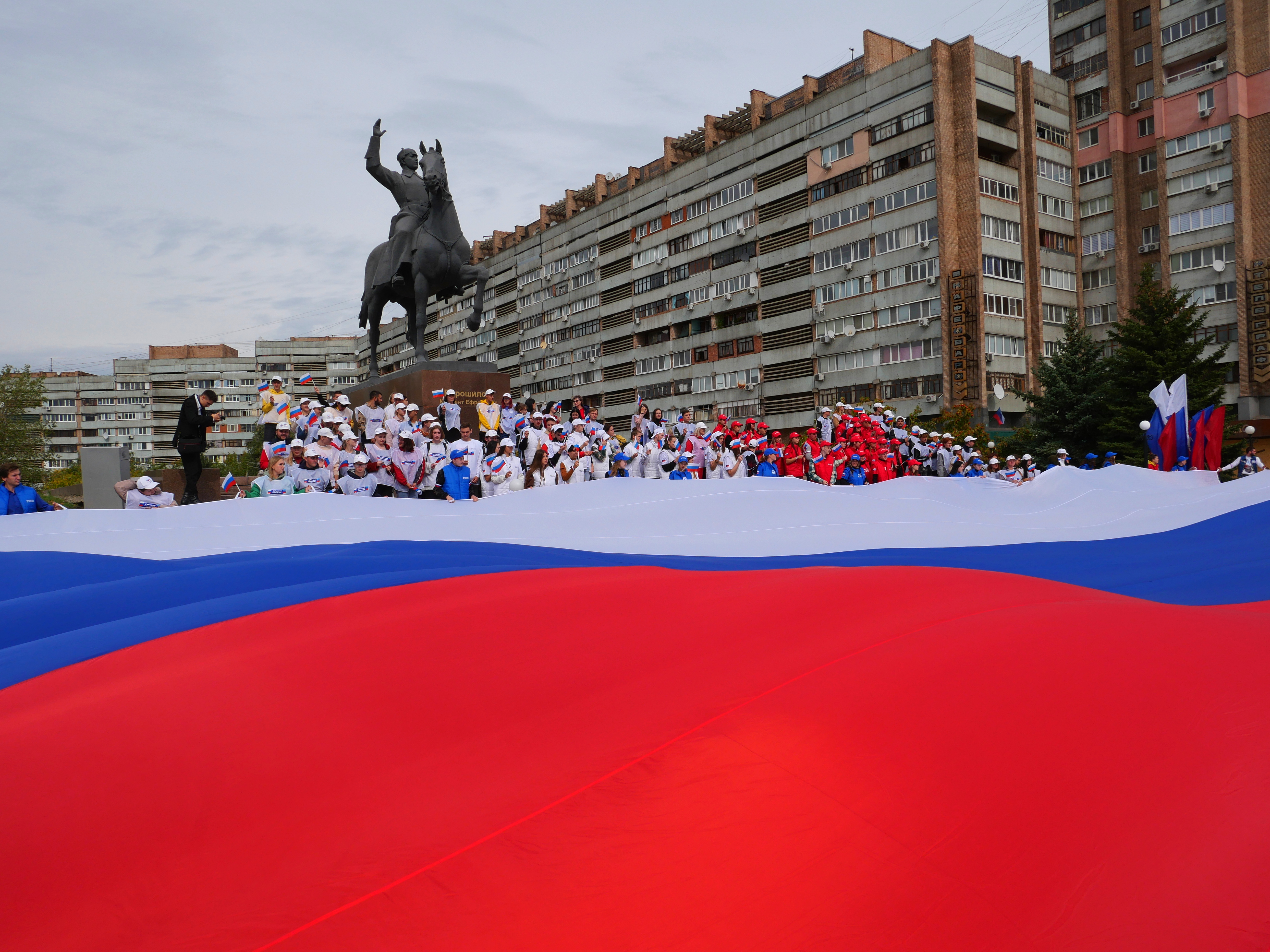 Молодежь города провела акцию «С Россией навсегДА!» » Администрация города  Луганска - Луганской Народной Республики