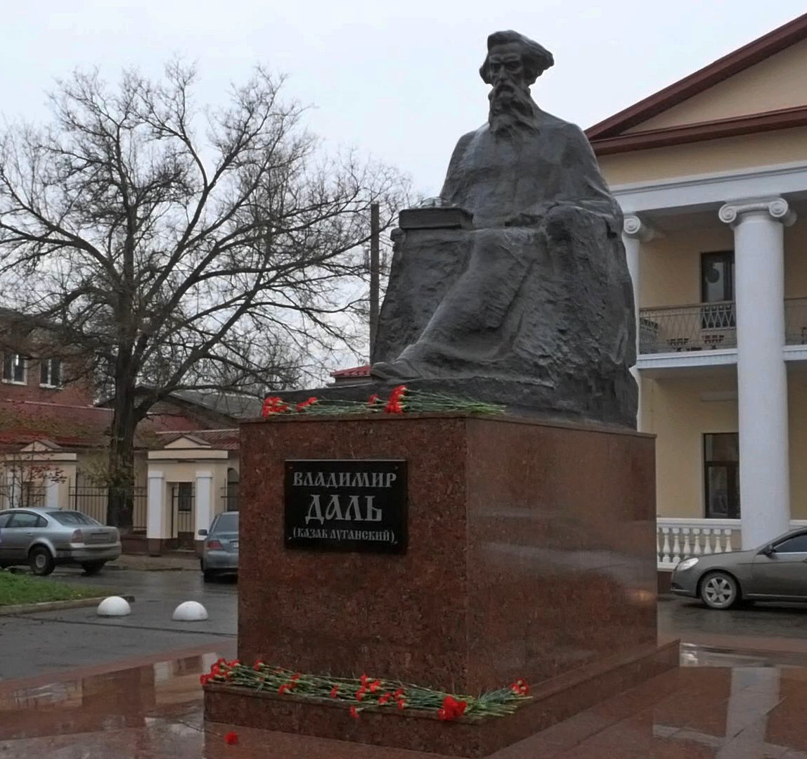 Луганчане возложили цветы к памятнику Далю (видео) » Администрация города  Луганска - Луганской Народной Республики