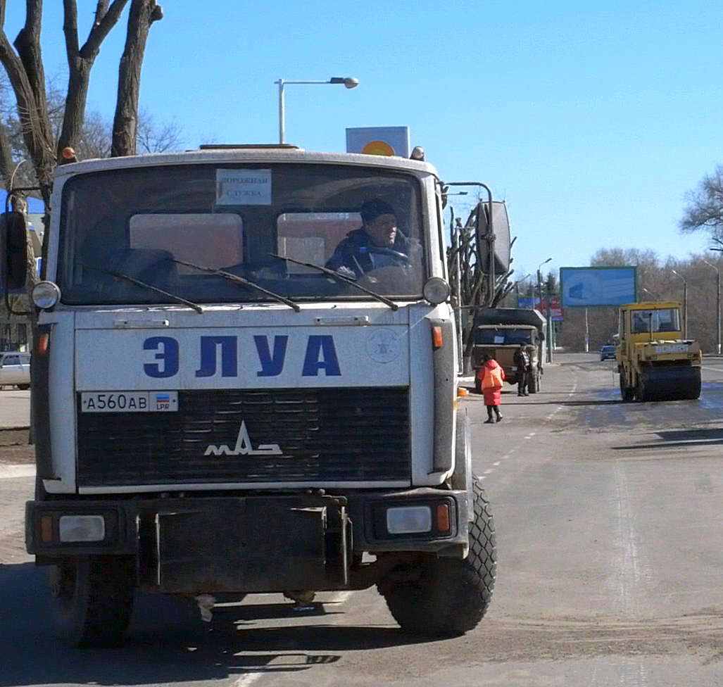 Дорожная служба продолжает сезон укладки асфальта » Администрация города  Луганска - Луганской Народной Республики