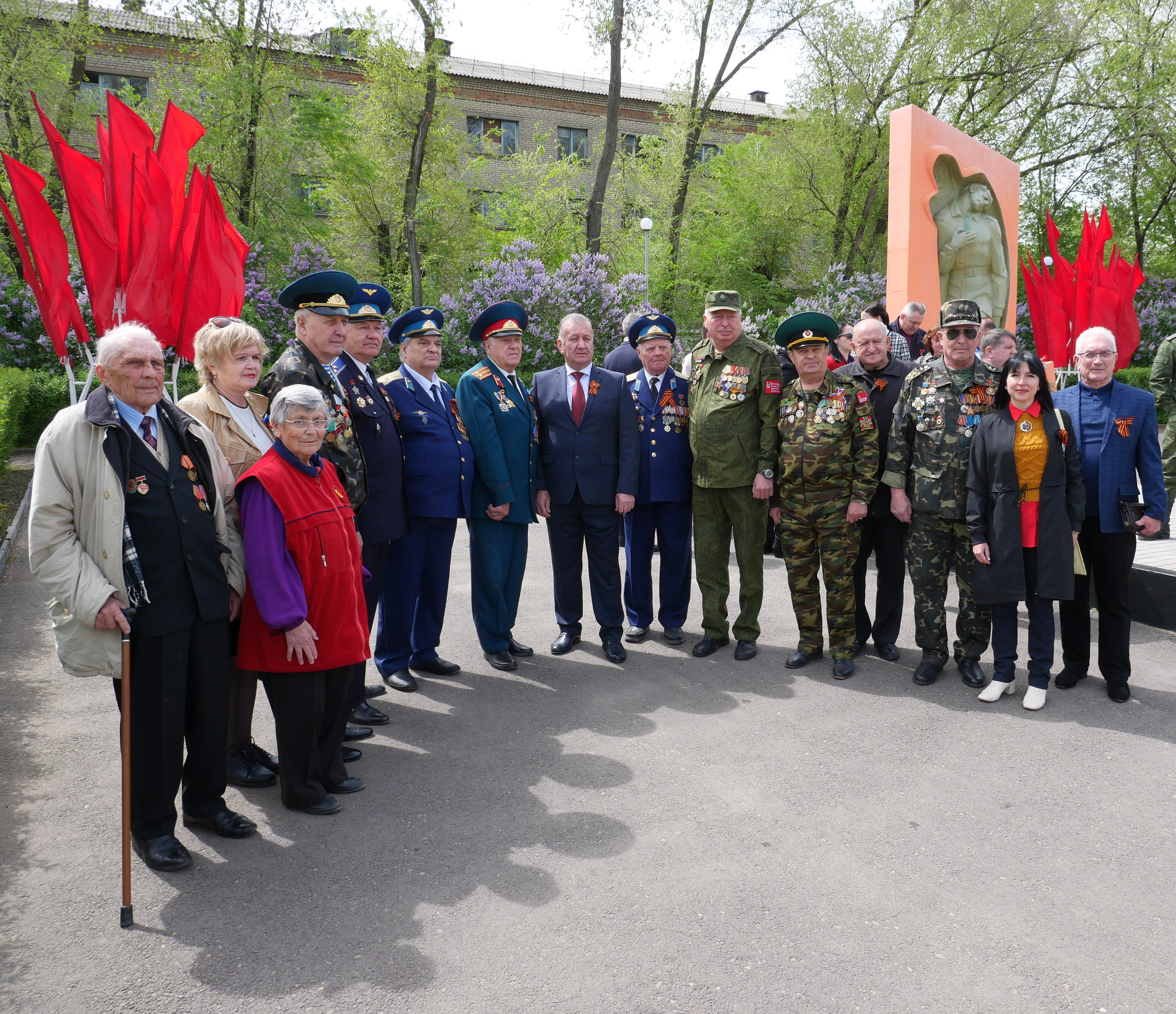 Луганчане возложили цветы к мемориалам погибшим в ВОВ (видео) »  Администрация города Луганска - Луганской Народной Республики