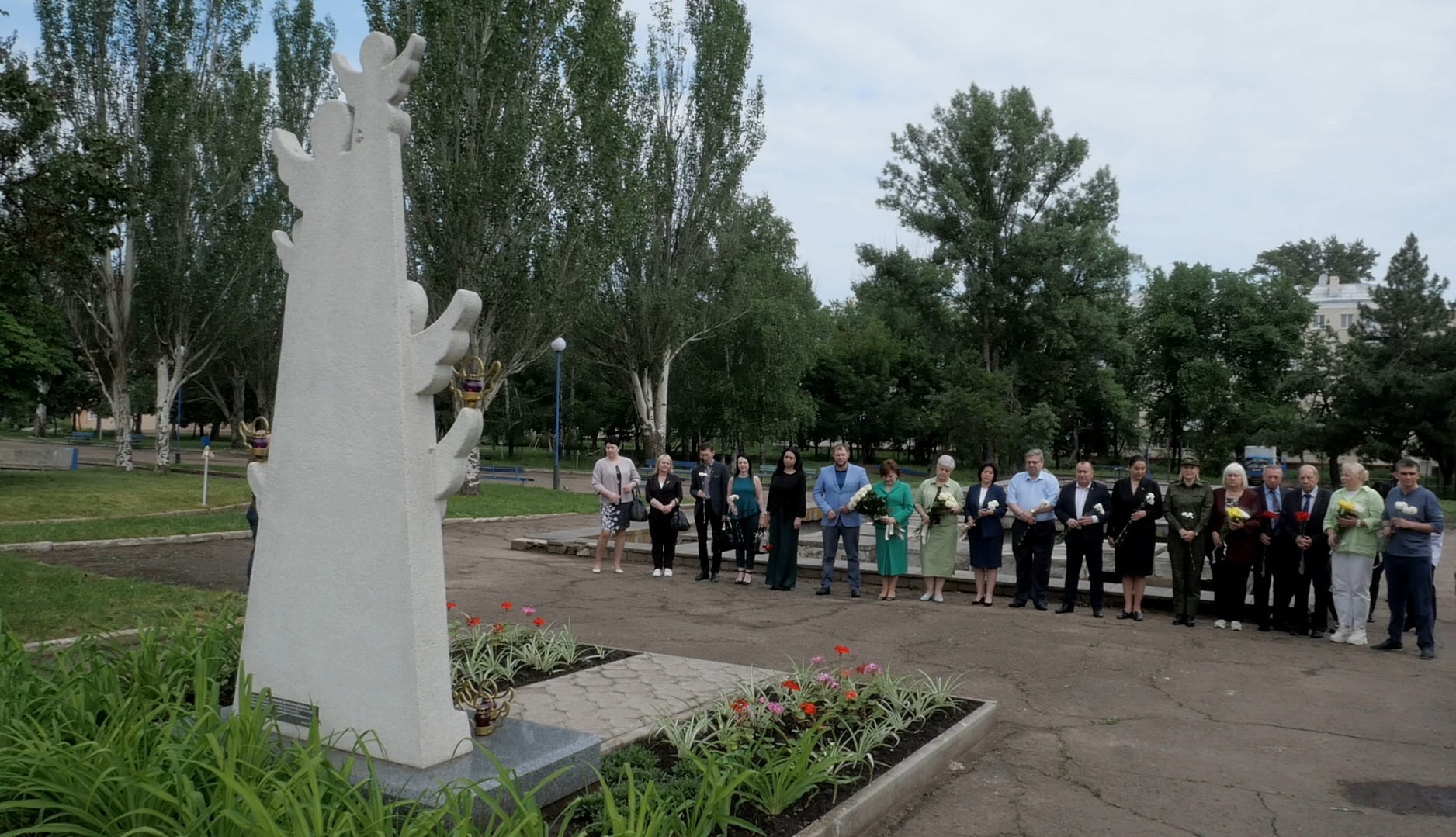 Городские власти и депутаты возложили цветы к памятнику погибшим детям  Луганщины (видео) » Администрация города Луганска - Луганской Народной  Республики