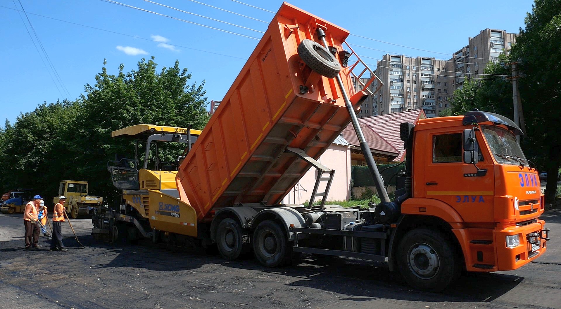 Дорожники на прошлой неделе вели укладку асфальта на трех улицах »  Администрация города Луганска - Луганской Народной Республики