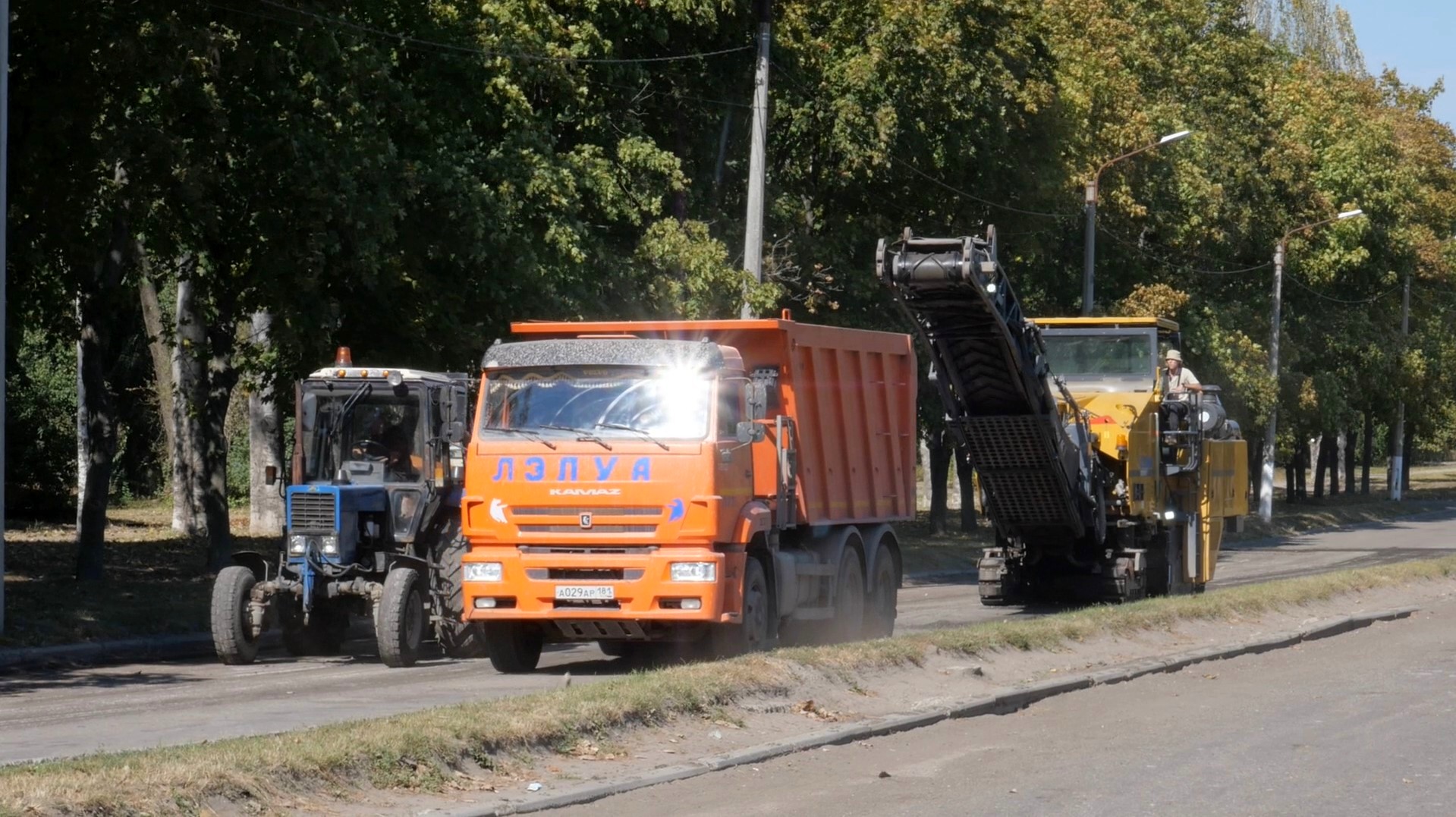 Дорожники ремонтируют улицу 30-летия Победы (видео) » Администрация города  Луганска - Луганской Народной Республики