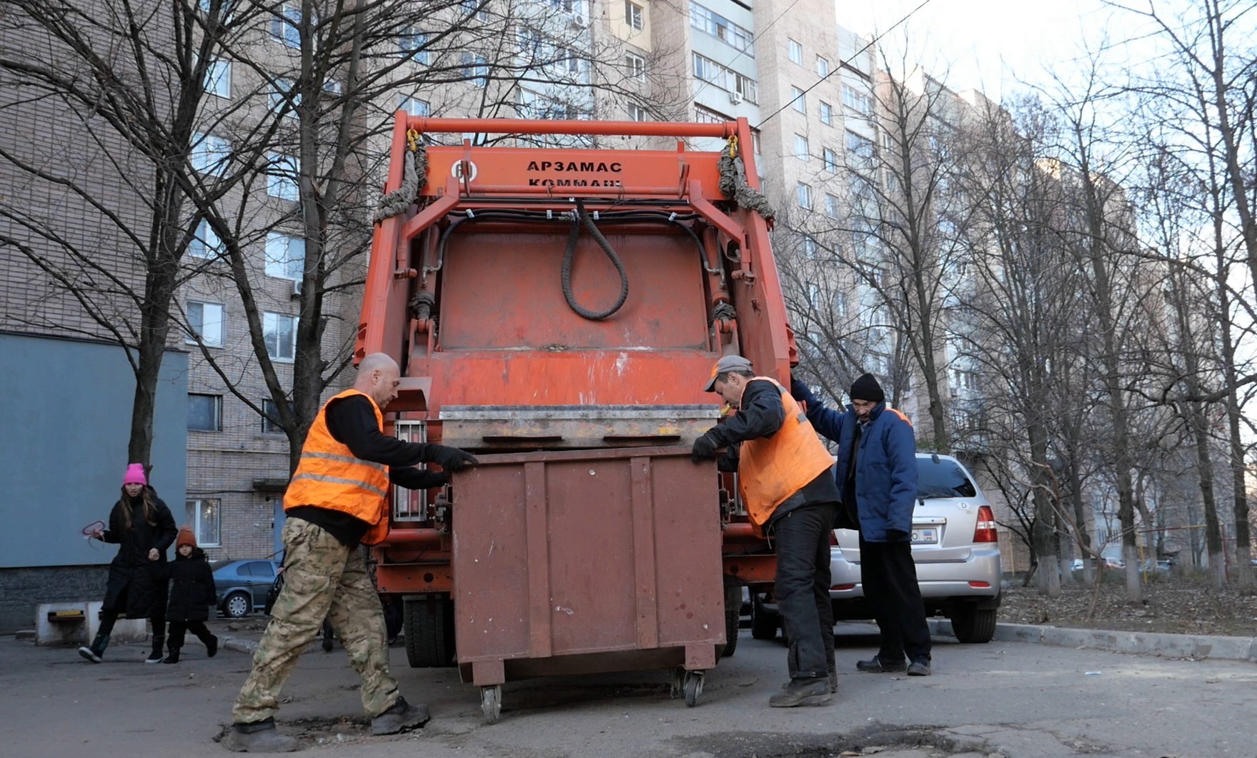 ЛЦУО вывез более 17 тысяч кубов ТБО » Администрация города Луганска -  Луганской Народной Республики