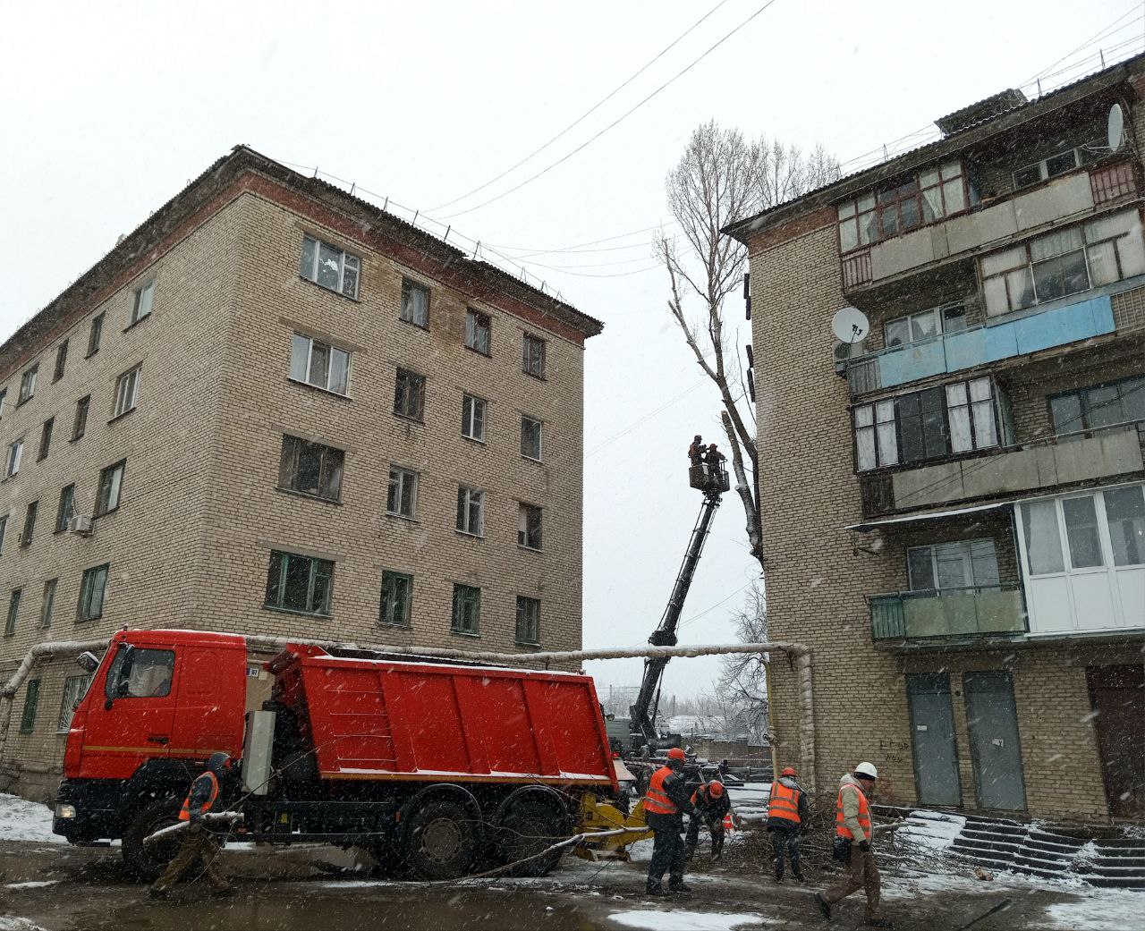 Московские специалисты выполняют капитальный ремонт кровли на многоэтажках  Луганска » Администрация города Луганска - Луганской Народной Республики