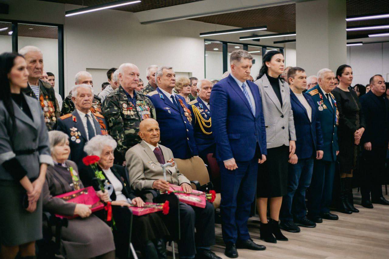 Накануне Дня освобождения города в Луганске прошла встреча молодёжи и  ветеранов » Администрация города Луганска - Луганской Народной Республики