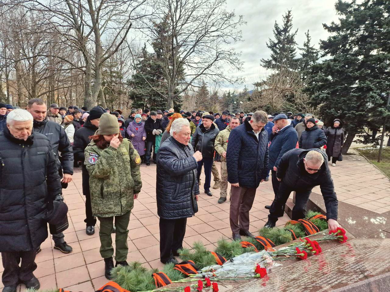 Церемония возложения цветов к памятнику воинам-интернационалистам прошла в  Луганске в годовщину вывода войск из Афганистана » Администрация города  Луганска - Луганской Народной Республики