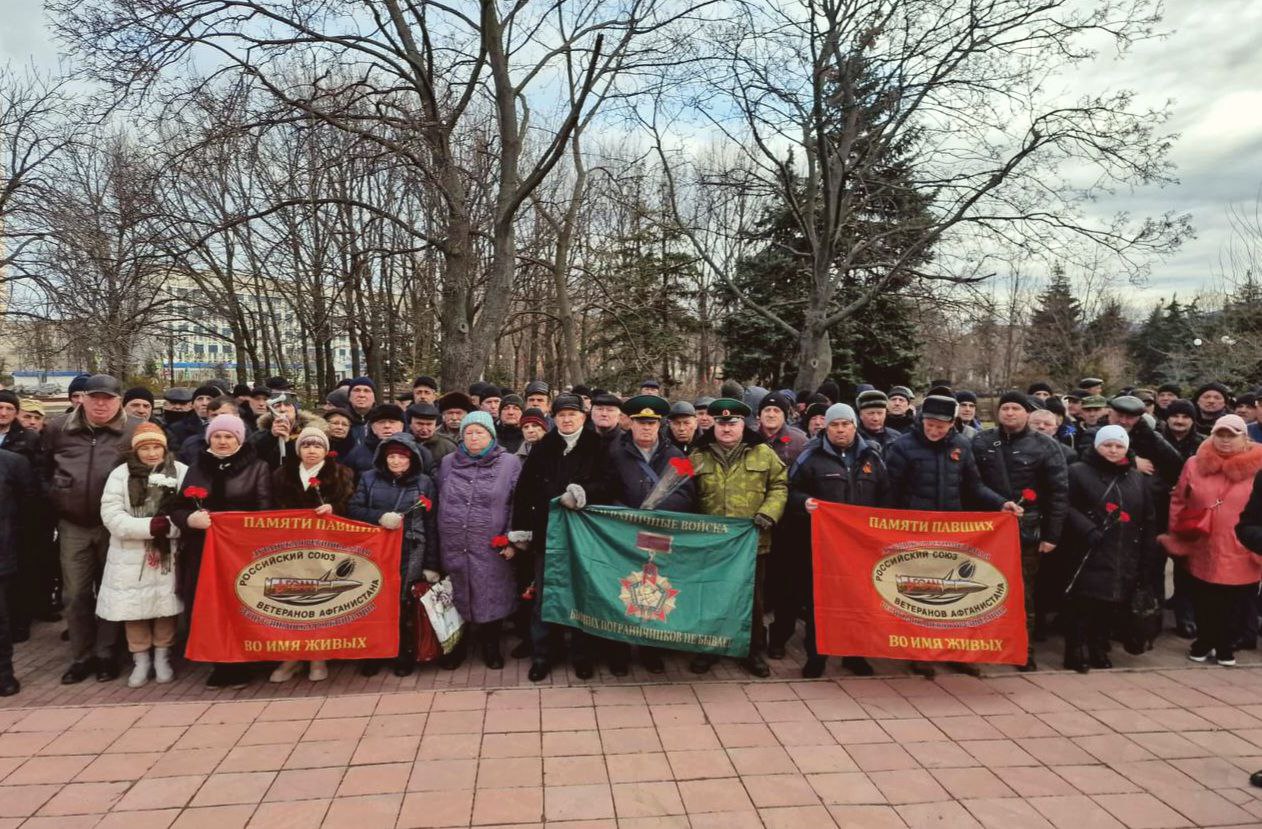 Церемония возложения цветов к памятнику воинам-интернационалистам прошла в  Луганске в годовщину вывода войск из Афганистана | 15.02.2024 | Луганск -  БезФормата