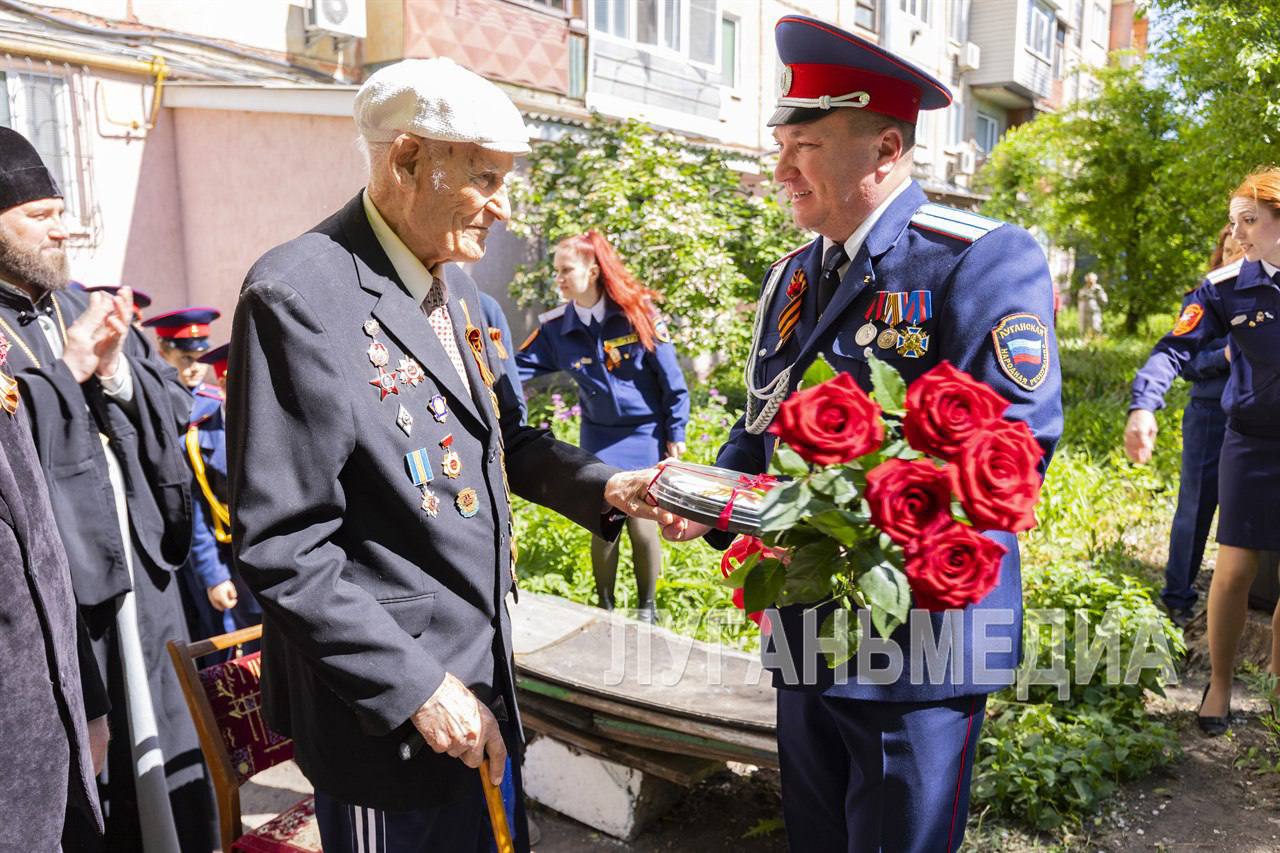 Парад у дома ветерана » Администрация города Луганска - Луганской Народной  Республики