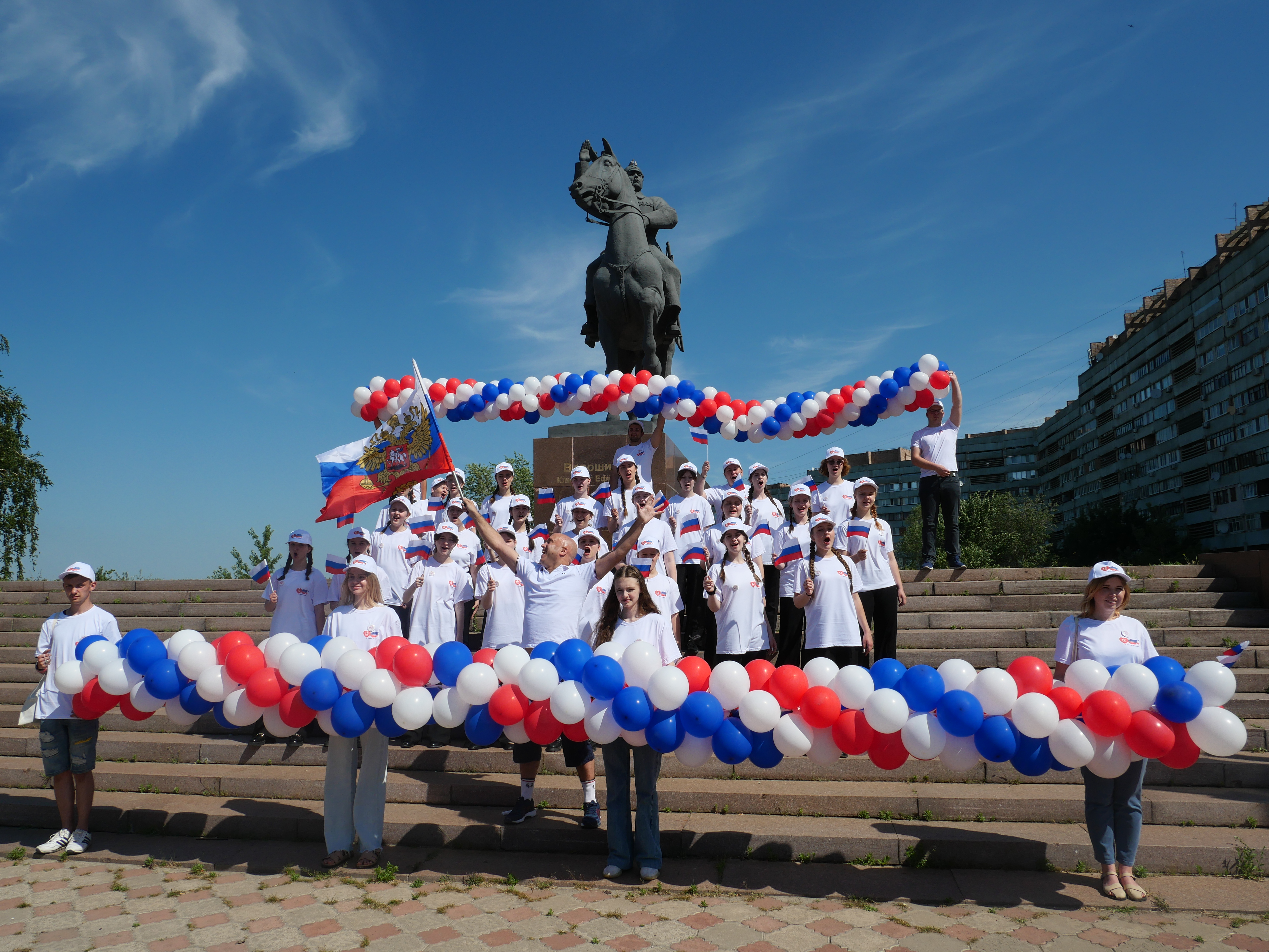 Юные луганчане отметили День России флешмобом | 12.06.2024 | Луганск -  БезФормата